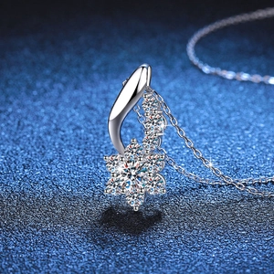 Sparkling S925 sterling silver snowflake pendant necklace with Moissanite stone