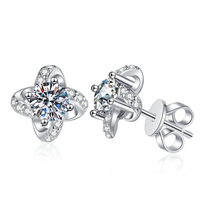Elegant s925 sterling silver clover-shaped moissanite stud earrings with a mirrored reflection
