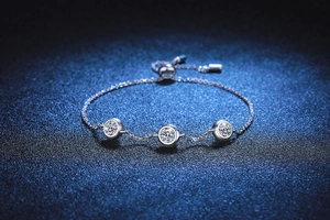 Makroaufnahme von Silber S925 Moissanit Armband auf texturiertem blauem Grund