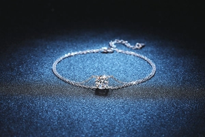 Dettaglio del bracciale a doppio strato in argento s925 con moissanite da 1 carato e quattro griffe