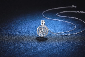 Macro view of D color moissanite pendant with dancing stone setting on S925 silver chain