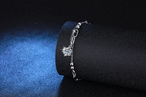 Vue détaillée du bracelet en argent s925 avec moissanite de 1 carat et serti à 6 griffes