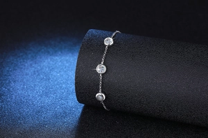 Nahaufnahme des S925 Silberarmbands mit drei runden Moissanit-Steinen im Bubble-Design