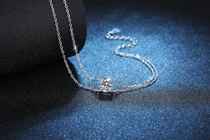 Dettaglio del marchio S925 in argento e dell'incastonatura a quattro griffe della moissanite