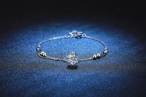 Détail du pendentif moissanite à 6 griffes sur une chaîne en argent sterling S925