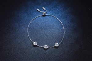 Detailaufnahme eines S925-Silberarmbands mit glänzendem Moissanit und verstellbarem Verschluss