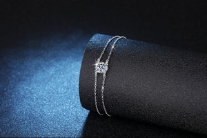 Dettaglio della pietra moissanite su un bracciale a doppia catena in argento