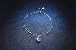Détail du bracelet en argent s925 avec moissanite à six griffes et chaîne ajustable