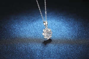Vue macro du pendentif fleur en moissanite 1 carat avec sa chaîne en argent pur