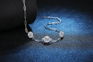 Detailed view of s925 silver paperclip bracelet with halo-set moissanite and lobster clasp