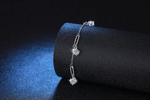 Macro view of S925 silver chain featuring three brilliant-cut round moissanite stones