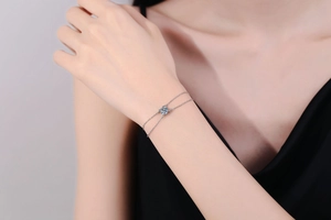 Dettaglio del bracciale a doppio strato in argento s925 con moissanite rotonda lucida