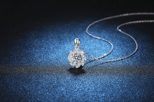 Vue macro du pendentif fleur rotatif en argent S925 avec moissanite 1 carat et pavage