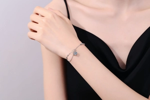 Détail du bracelet en argent s925 avec pierre bleue moissanite 1ct au poignet