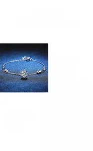 Détail macro du bracelet en argent S925 avec une pierre Moissanite de 1 carat D