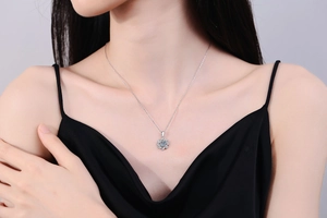 Gros plan du collier pendentif fleur en moissanite 1ct sur le cou d'un mannequin