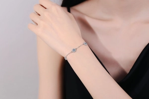 Detail of s925 silver paperclip bracelet with shimmering 1.5ct moissanite accents