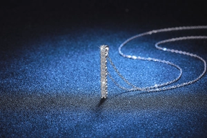 Gros plan détaillé d'un collier en argent S925 avec long pendentif serti de moissanites
