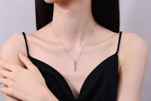 Gros plan du collier en argent S925 avec pendentif vertical serti de 8 pierres de moissanite