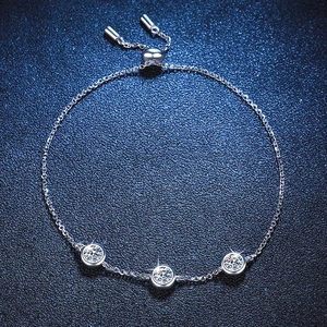 Verstellbares S925 Sterlingsilber Armband mit drei brillanten Moissanit Edelsteinen