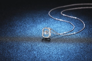 Detail der 925 Sterling Silber Halskette mit beweglichem Moissanit Herz Anhänger
