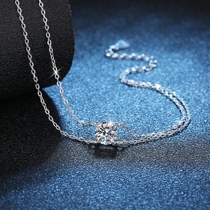 Collana in argento sterling 925 con ciondolo moissanite rotondo a 4 griffe su un supporto