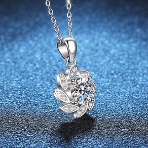 Élégant collier fleur tournante en argent S925 avec pendentif moissanite de 1 carat brillant
