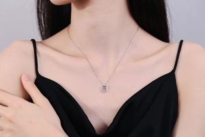 Nahaufnahme des 925 Sterling Silber Anhängers mit tanzendem Moissanit Edelstein