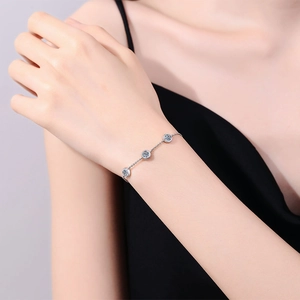 Eleganter Armband aus S925 Sterlingsilber für Damen mit drei glänzenden runden Moissanit-Steinen