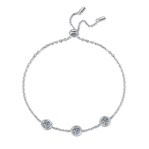 Elegantes S925 Sterlingsilber Armband mit drei Moissanit-Steinen und verstellbarem Schieber
