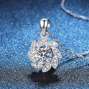 Collier en argent fin S925 avec pendentif fleur en moissanite et pierre ronde brillante