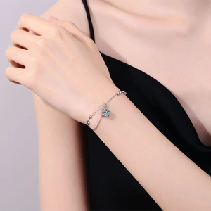 Élégant bracelet flocon de neige en argent s925 et moissanite sur poignet femme
