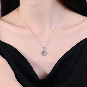 Collier élégant en argent sterling S925 avec pendentif fleur rotative et moissanite de 1 carat