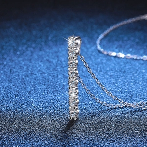 Collier élégant en argent sterling S925 doté d'un pendentif vertical en moissanite