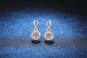 Détail de boucles d'oreilles infinity en argent 925 avec moissanite sertie halo