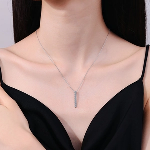 Collier en argent S925 avec pendentif vertical en moissanite sur un mannequin