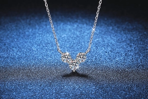Détail du pendentif avec trois pierres de moissanite sur une chaîne en argent fin