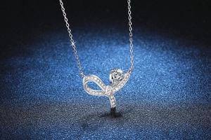 Détail du pendentif nœud en argent S925 avec moissanite 1ct sur fond bleu foncé