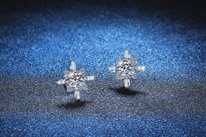Vista macro degli orecchini a fiocco di neve in argento S925 con pietre di moissanite