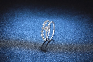 Dettaglio di un anello a doppio strato in argento S925 con pietre moissanite e stelle