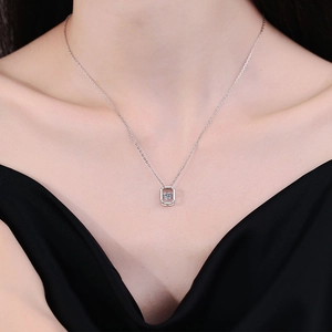 Halskette aus 925 Sterling Silber mit tanzendem Moissanit Stein im geometrischen Anhänger
