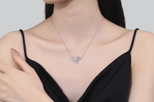 Gros plan du collier nœud en argent S925 avec moissanite de 1ct sur le mannequin