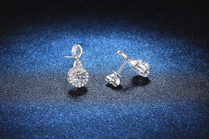 Vue détaillée des boucles d'oreilles en argent avec motif infini et moissanite halo