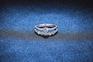 Dettaglio del set di anelli in argento S925 moissanite con montatura a sei griffe e fascia a V