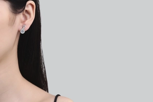 Détail de boucles d'oreilles infini en argent 925 avec moissanite de 1ct sur l'oreille