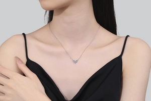 Gros plan du collier en argent S925 avec trois moissanites de taille ronde sur le mannequin