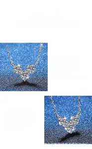 Détail du collier pendentif cœur en argent S925 avec trois pierres de moissanite brillantes