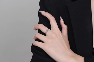 Dettaglio di un anello doppio in argento s925 con moissanite su una modella in stile minimal