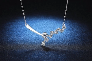 Dettaglio collana in argento moissanite 1 carato con pietre rotonde e a pera su blu