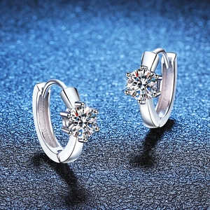 Orecchini a cerchio in argento s925 con moissanite e classica incastonatura a sei griffe